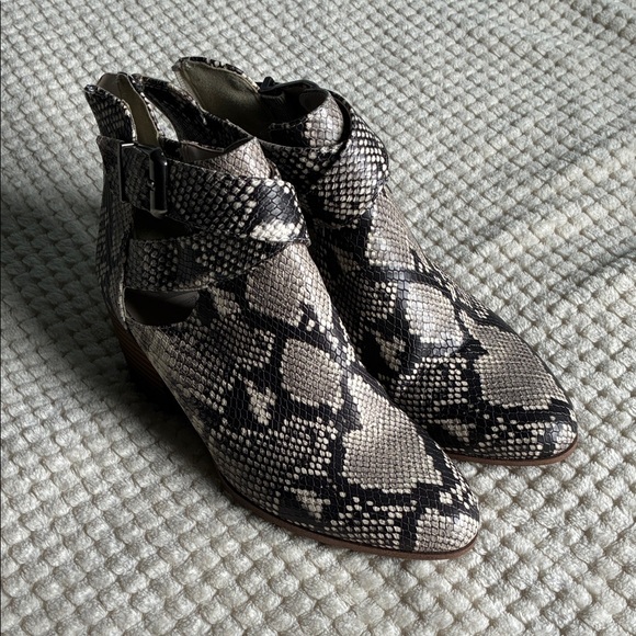 Fergalicious by Fergie Snakeskin Pattern Heeled Ankle Boots.Kelsey Size US 7.5M - Picture 1 of 9